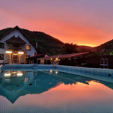 Conacul De Sub Munte Villa Novaci-Straini Luaran gambar