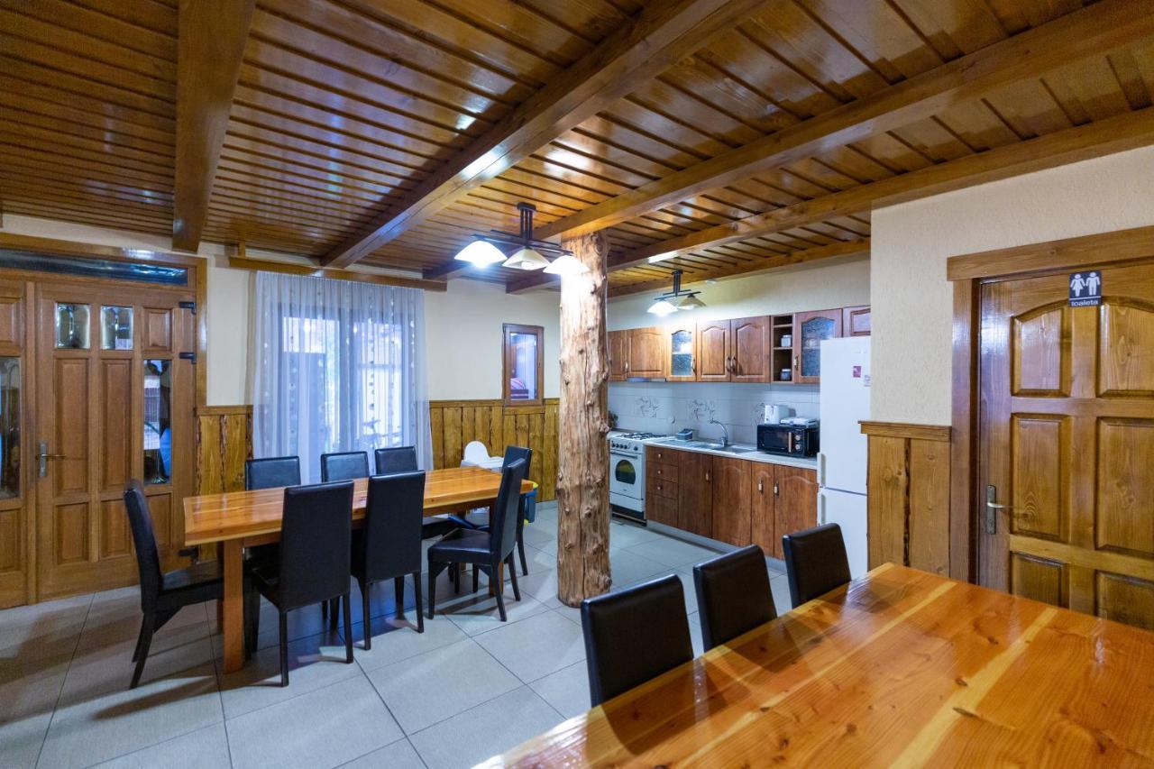 Conacul De Sub Munte Villa Novaci-Straini Luaran gambar