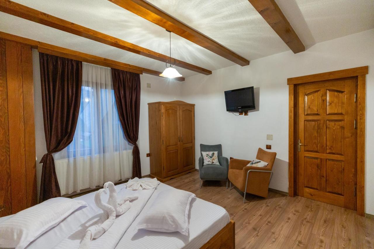 Conacul De Sub Munte Villa Novaci-Straini Luaran gambar