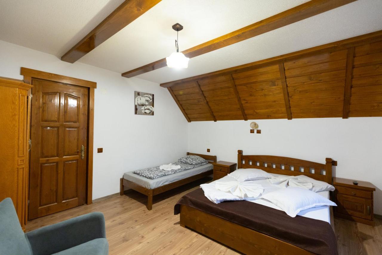 Conacul De Sub Munte Villa Novaci-Straini Luaran gambar